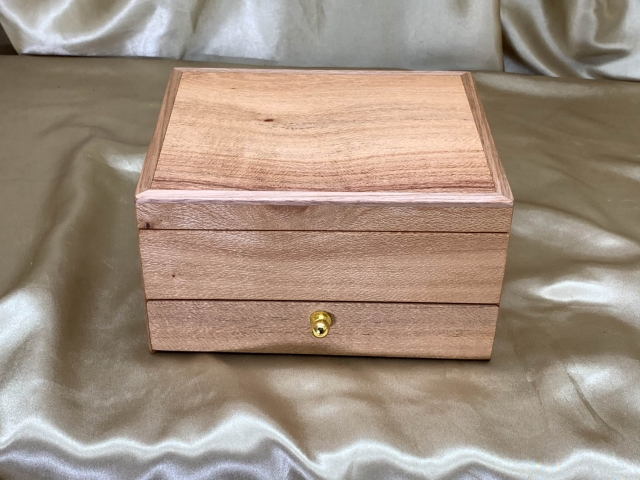 PJBD 22009-L3180 Premium Jewellery Box with Drawer - Silky Oak